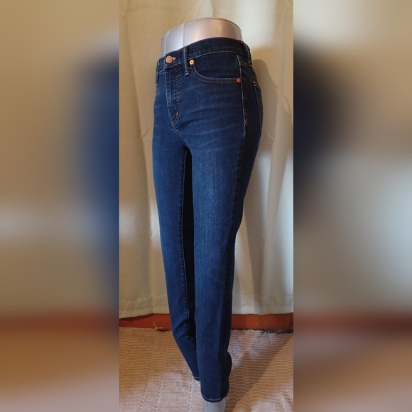 A Madewell 9" High-Rise Skinny Jeans in Davis Wash - Picture 2 of 9
